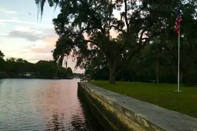 Image de Un campeur au bord de la rivière