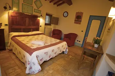 Image de Chambre double avec salle de bain privée et accès privé, jardin et piscine