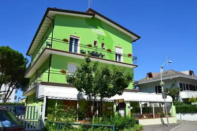 Une chambre à trois lits dans une maison d'hôtes de gestion familiale
