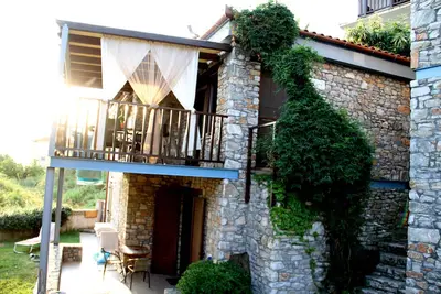 Image de πέτρινη εξοχική κατοικία 2 επιπέδων 150 μ. από τη θάλασσα.
