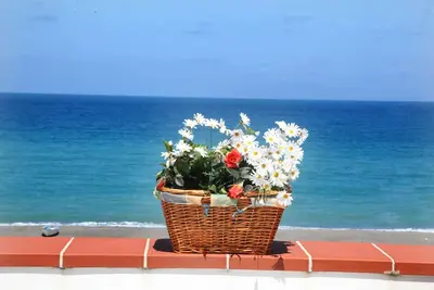 Image de Casa Vacanze a soli 50 mt dal mare con terrazzo vista mare.