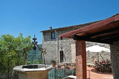 Casa Afra sur des collines tranquilles près de Lucques et avec une vue imprenable