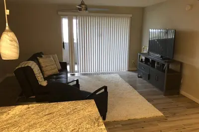 Image de Magnifiquement rénové 2br, 2bath - Piscine, salle de musculation, tennis; entièrement meublé