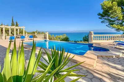 Image de Propriété en première ligne avec une vue fantastique sur la mer