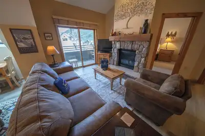 Image de Grand condo 1 lit dans le village! 2 bains à remous, table de billard, promenade en été Festivals et activités