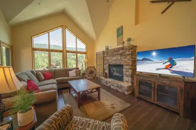 Image de Amenez votre famille élargie ou un groupe d'amis à ce condo de 4 chambres pour votre séjour à la montagne! Ce condo sera parfait pour votre groupe avec des plafonds voûtés et une vue magnifique sur les pentes de Keystone. Détendez-vous dans les meubles.