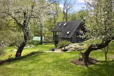 Image de Magnifique chalet sur une propriété aménagée avec amour à quelques minutes de l'océan!