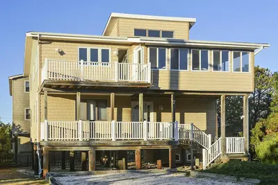Image de ACTIVITÉS Gratuites Inclus! ! ! Un décor lumineux et joyeux fait pour une maison de vacances familiale parfaite accueillant 11 avec beaucoup de place pour se propager et profiter! Cette maison de 4 chambres et 3 salles de bains est décorée avec plaisir.