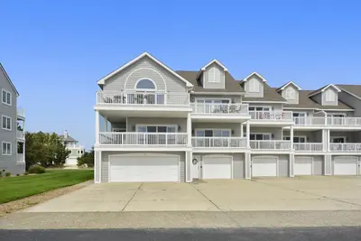 Image de Activites Quotidiennes Gratuites! La maison de vacances à logements à plusieurs niveaux magnifiquement décorée est une unité d'extrémité située dans l'une des principales villes privées fermées de Bayside de North Bethany assises sur une péninsule surp.