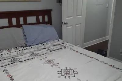 Image de chambre des maîtres meublée dans les sources sablonneuses / dunwoody