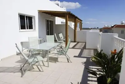 Image de Penthouse de luxe. Wi-Fi gratuit et télévision britannique. Bassin. Grande véranda. Climatisation.