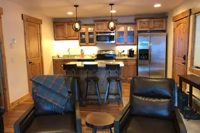Image de 1 Bedroom Luxury Couples Retreat étapes de l'ascenseur! Ski | Golf | bassin
