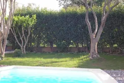 Image de Maison avec jardin + piscine