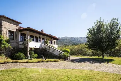 Image de ferme de campagne avec piscine privée