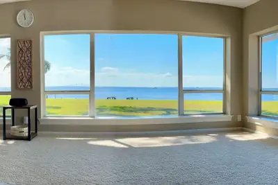 Image de Waterfront Estate House avec vue imprenable sur Sunshine Skyway