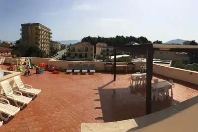 Image de Villa appartement avec terrasse équipée wi-fi gratuit à 2 minutes de la mer