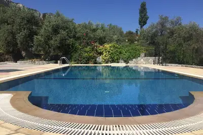Image de Appartement En Lapta Villa avec piscine privée et vue sur la montagne Fabulous