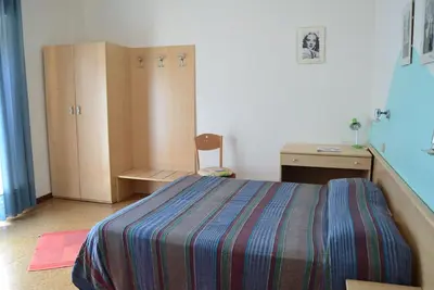 Une chambre double dans une maison d'hôtes gérée par une famille