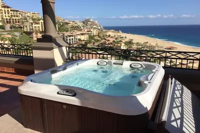 Image de Dernier étage 330 ° Vue sur l'océan, immense terrasse privée ombragée avec jets d'eau chaude