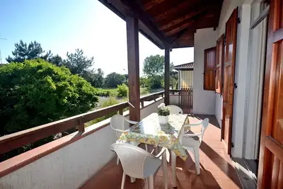 Image de Villa au premier étage avec grande terrasse, jardin et parking