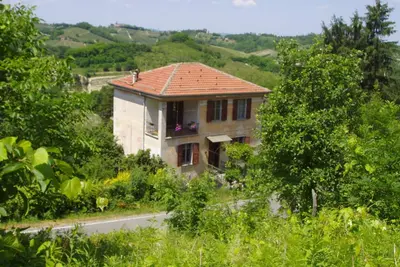 Villa de campagne italienne avec piscine et vue panoramique sur les vignobles