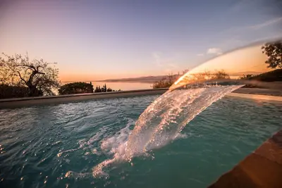 Image de Villa moderne avec piscine à débit continu et vue imprenable sur le lac