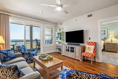 Image de Ascenseur de la piscine avec balcon et vue sur la mer du condo @Seven C (Sc303 - Seaside Dream)