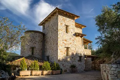 Image de Rose Tower Villa de luxe en pierre au milieu de la nature avec vue imprenable