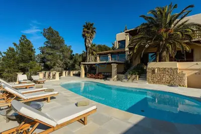 Image de Maison de luxe avec piscine et vues spectaculaires 6 chambres 6 salles de bain