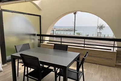 Image de Studio cabine pour 3 personnes en face de la plage.
