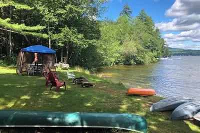 Image de Webster Lake Waterfront avec accès direct sur le site à votre propre plage privée