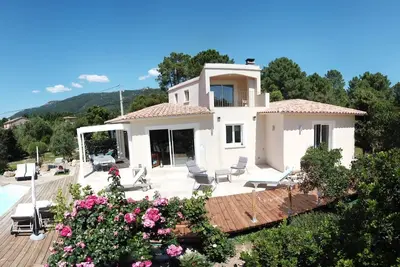 Jolie Villa  avec piscine à proximité de Porto-Vecchio