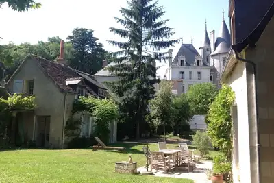 Image de au coeur d'un village historique de Touraine, avec grand jardin et bosquet.
