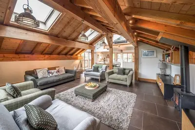 Image de Beau chalet de 5 chambres avec une vue imprenable. Marchez jusqu'au restaurant et aux magasins