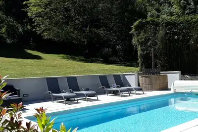 Nous, Nancy, Steve et Yarno, vous accueillons dans notre Bed and Breakfast.