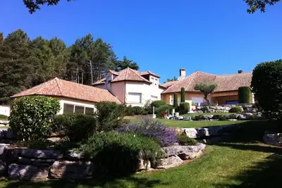 Image de piscine intérieure du 1er Mai au 1er Octobre. Animaux non admis. sans vis-à-vis