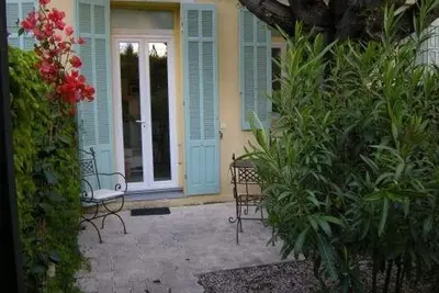 Image de Appartement à 3 minutes de la plage avec jardin privé