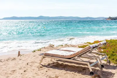Image de Villa sur la plage, pieds dans l'eau avec terrasse sur le sable climatisation