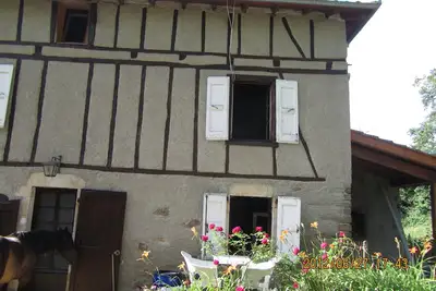 Image de En pleine verdure une maison à colombages avec des lumières apaisantes.