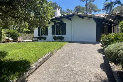 Image de Villa traditionnelle Basque avec piscine, terrasses, plage et commerces Ă pied.