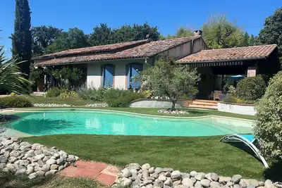 Image de maison de campagne accessible handicapés avec piscine et fibre optique