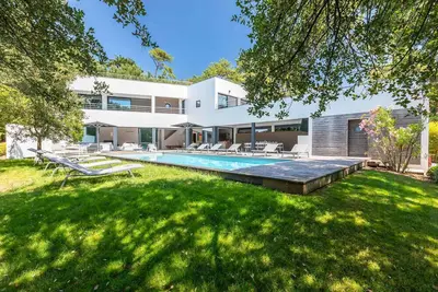 Image de Exclusivite Villa contemporaine avec piscine entre lac et océan à Hossegor