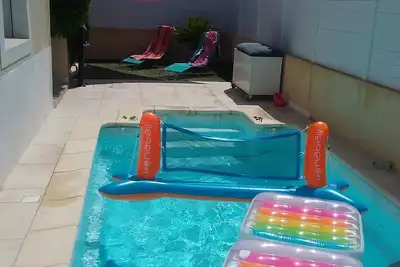Image de villa moderne piscine chauffée privée sécurisée au calme sans vis à vis