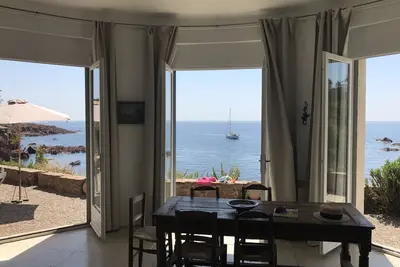 Image de Maison provençale romantique 1947, pieds dans l'eau sur petite plage.