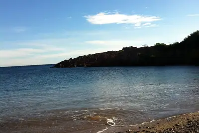 Image de nid douillé les pieds dans l'eau