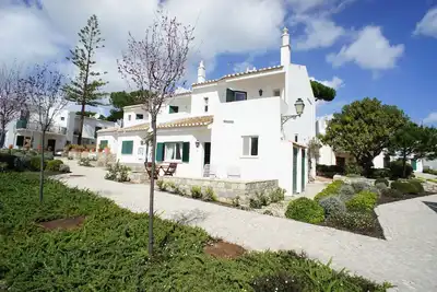Maison de ville de 3 chambres à moins de 3 minutes à pied de la plage de Vale do Lobo et \"Praça\"