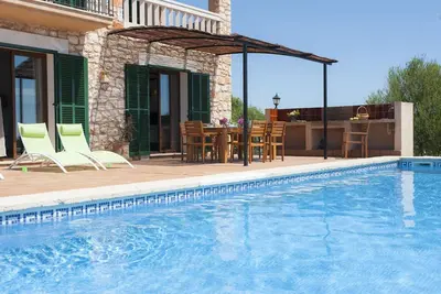 Image de villa de construction récente, zone tranquille, Style rustique, Piscine