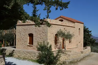 Image de Belle maison en pierre écologique avec vue sur la mer et la montagne