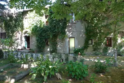 Image de Un écrivain et producteur biologique, dans la haute vallée du Tibre, crée de la nourriture par exemple