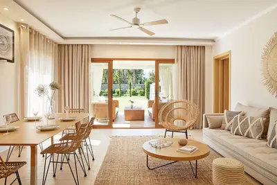 Image de Villa de trois chambres avec piscine privée et jacuzzi